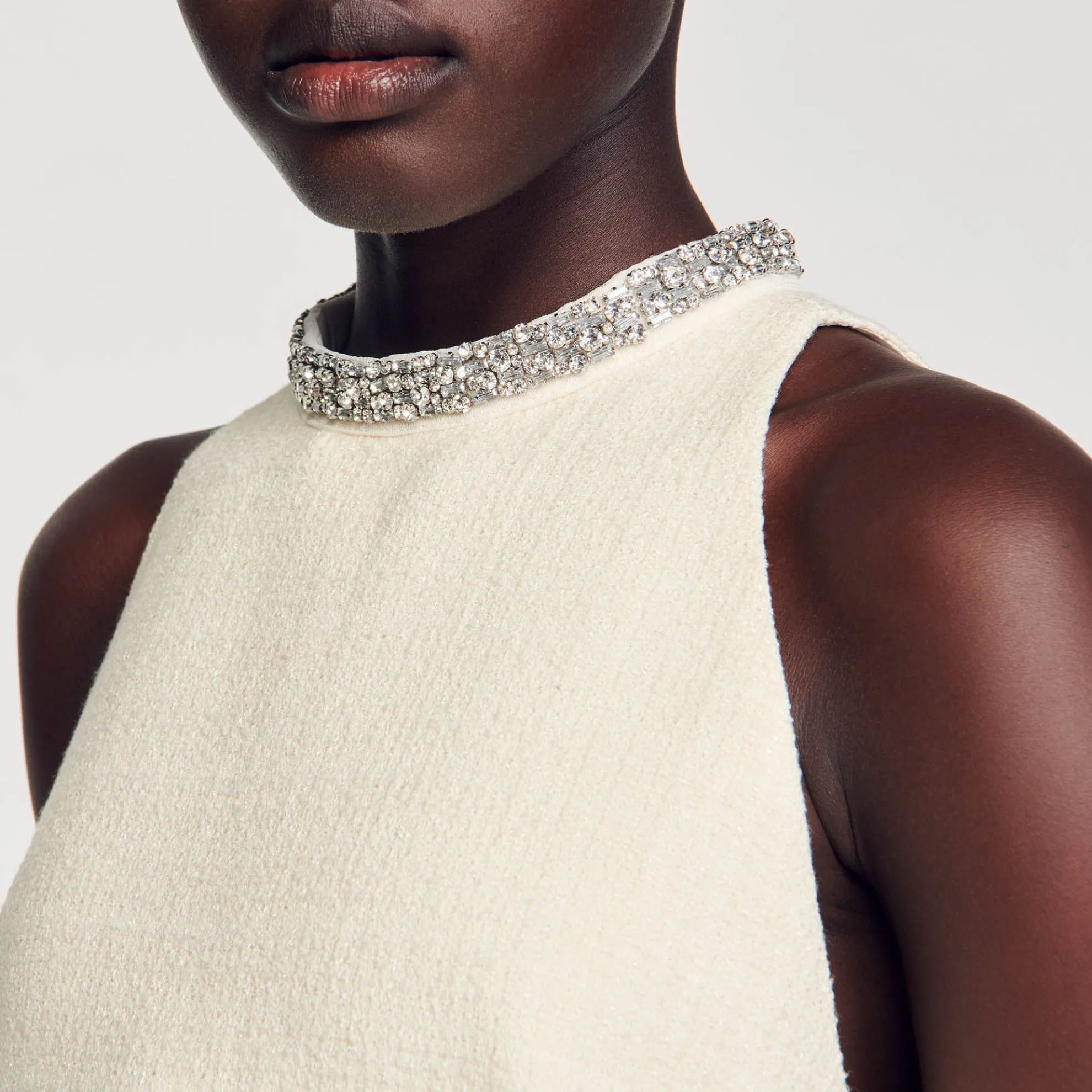 Hals Jurk Afgewerkt Met Siersteentjes